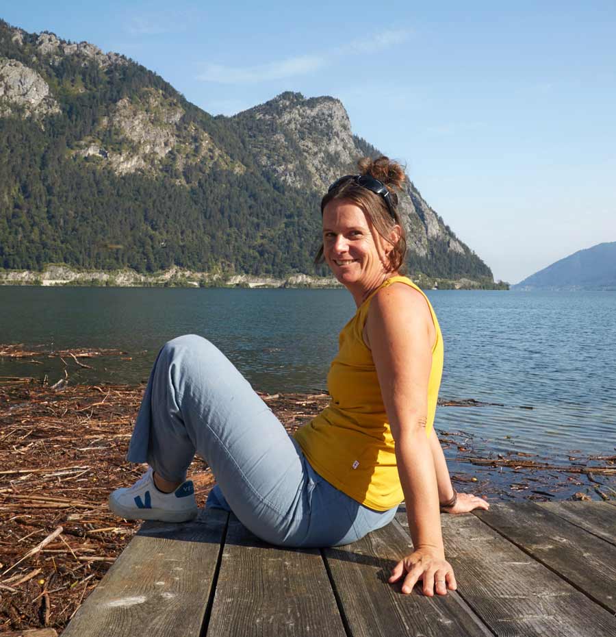 Foto Birgit Müllegger auf einem Steg am See