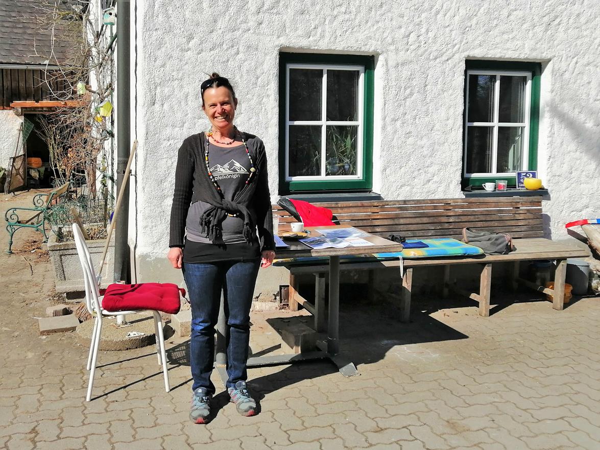 Birgit Müllegger vor ihrem Haus